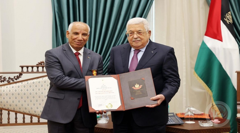 الرئيس يقلّد المناضل الوطني محمد عياش ميدالية الإنجاز