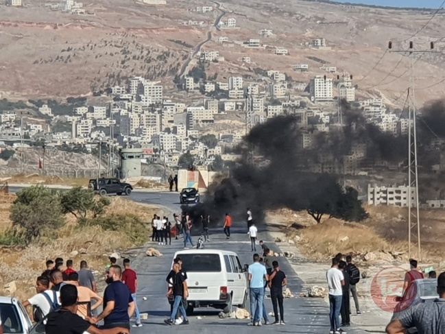 اصابات - مستوطنون يهاجمون مركبات المواطنين شرق نابلس (صور)
