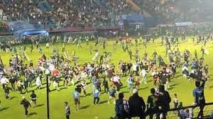 مقتل 182 شخصاً خلال مباراة كرة قدم في إندونيسيا