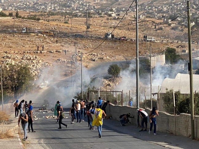 اصابة طفل- الاحتلال يقمع مسيرة طلابية في تقوع