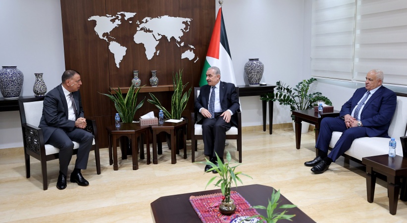 رئيس الوزراء الأردني يطلع اشتية على مستجدات تطوير جسر الملك حسين