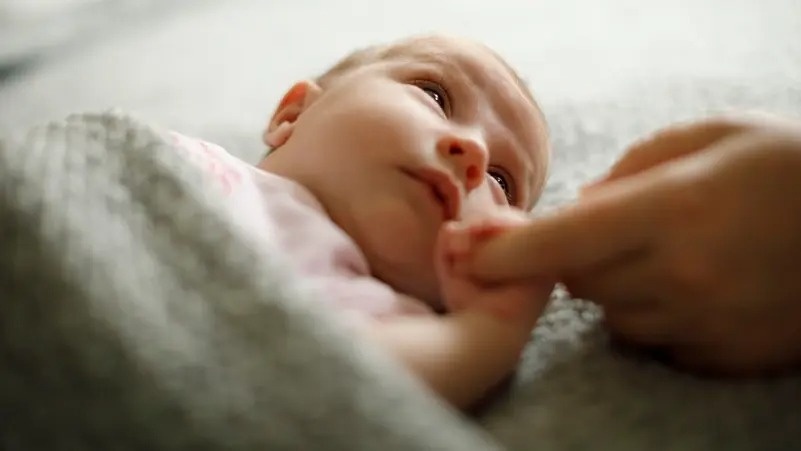 مزاج الأم وقدرة الطفل على الكلام.. دراسة تكشف جديداً مثيراً
