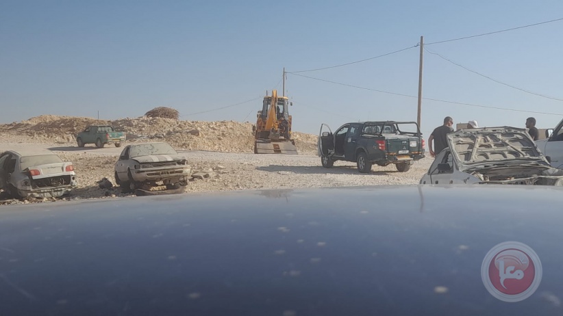 الاحتلال يغلق الطريق الرابط للتجمعات البدوية جنوب الخليل بالسواتر الترابية