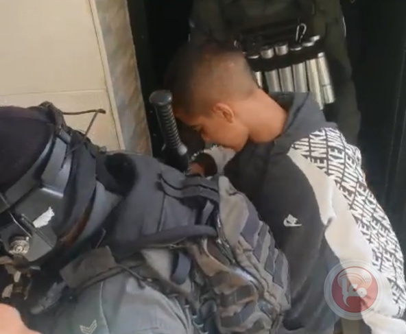بالفيديو- الاحتلال يعتقل طفلا من العيسوية
