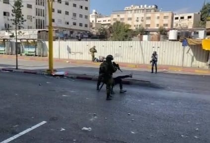 شاهد جيش الاحتلال يعتدي بوحشية على شاب في الخليل 