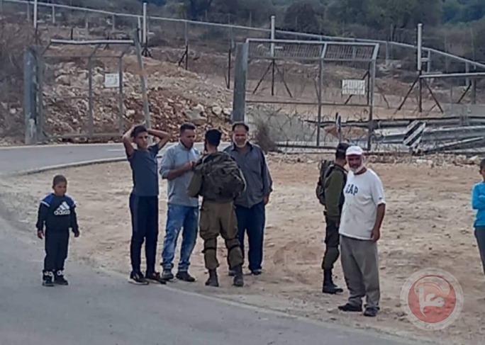 سلفيت- قوات الاحتلال تطرد مزارعين وتحتجزهم خلف جدار الضم والتوسع