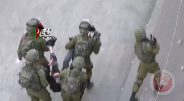 شاهد.. قوات الاحتلال تعتقل شابا بعد اصابته وسط الخليل