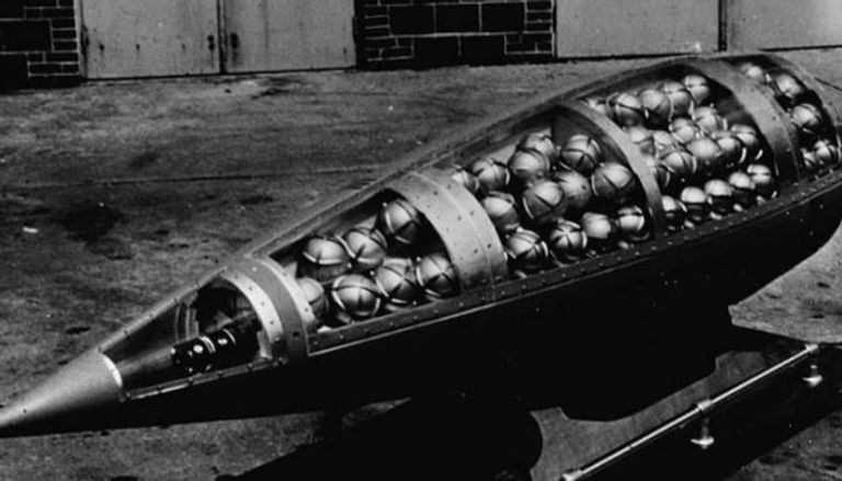 قنبلة عنقودية أمريكية عام 1943 برأس مشع كيميائي