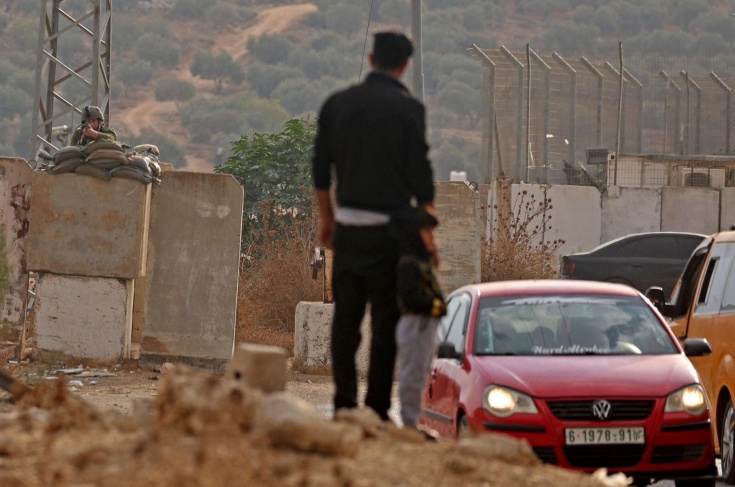 نابلس.. خلال مرورهم عبر حاجز عسكري.. الاحتلال يعتقل 5 مواطنين ويستولي على مركباتهم
