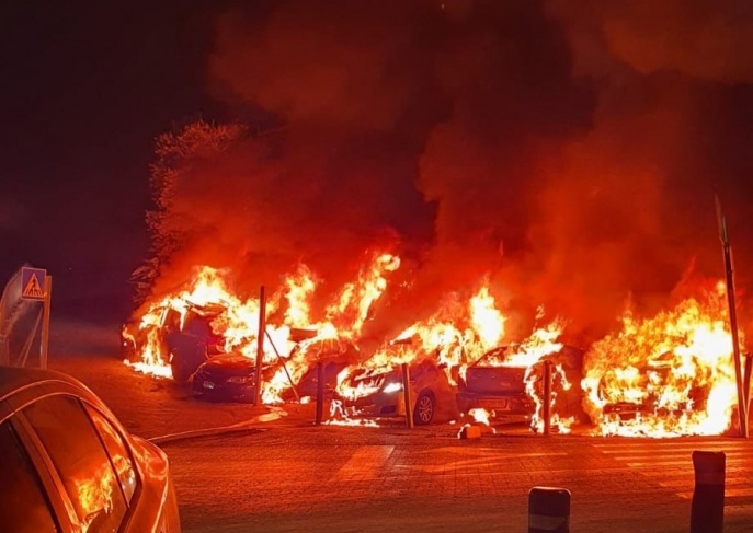 شرطة الاحتلال تعتقل شابا بدعوى حرق سيارات للمستوطنين