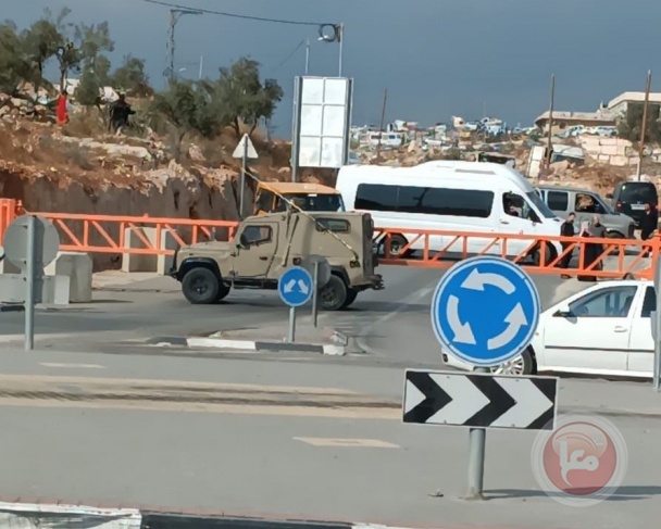 الاحتلال يغلق عدة طرق ويمنع حركة المركبات جنوب غرب الخليل