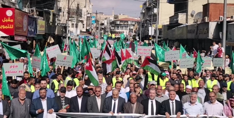 مئات الأردنيين يخرجون بمسيرة وسط عمان تضامنا مع فلسطين