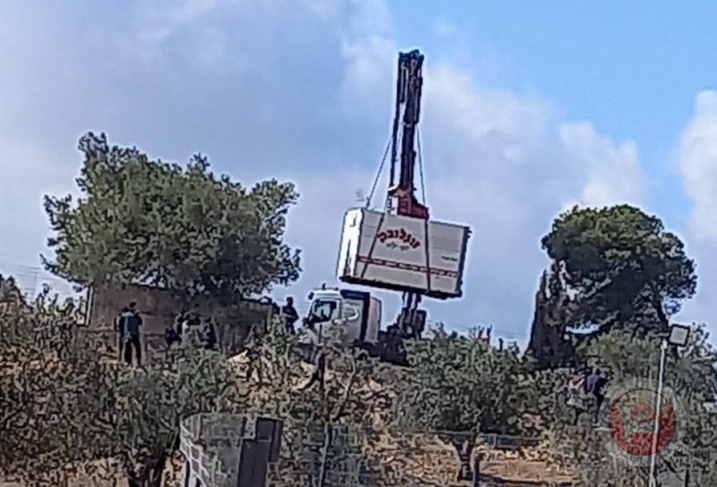 الاحتلال يُصادر منزلين متنقلين وسقف منزل شرق يطا