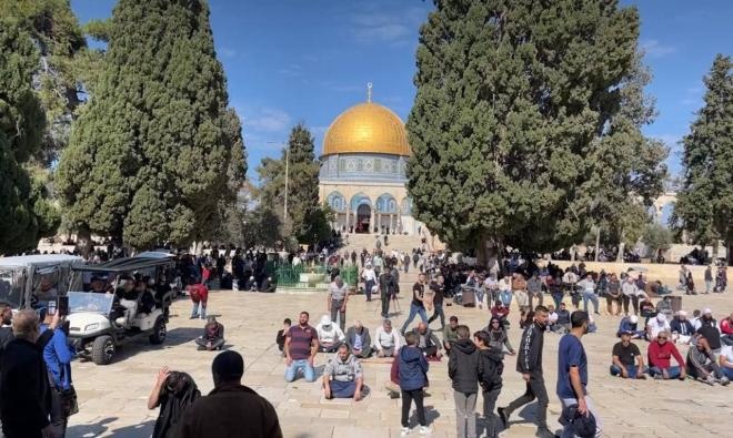 65 ألفا يؤدون صلاة الجمعة في الأقصى