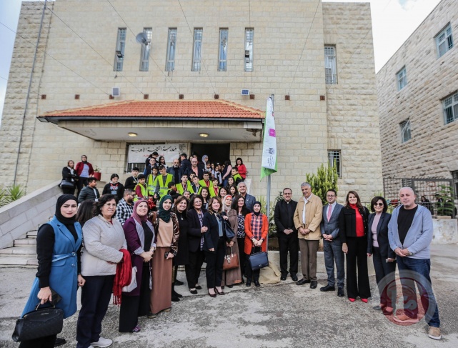 بدعم من بنك فلسطين- بلدية رام الله ترفع علم مدرسة صحية وصديقة للبيئة للعام 2021_2022