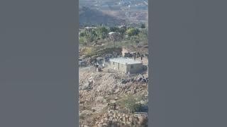 شاهد- الاحتلال يهدم منزلا في قرية صور باهر