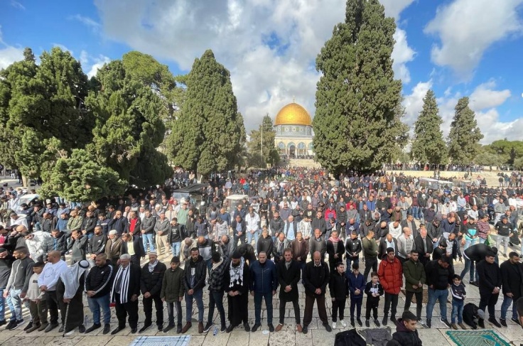 خمسون ألفا يؤدون صلاة الجمعة في المسجد الأقصى