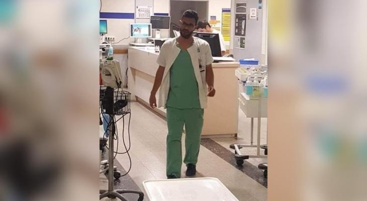 مستشفى إسرائيلي يفصل طبيباً فلسطينياً.. والسبب تقديمه حلوى لطفل مصاب