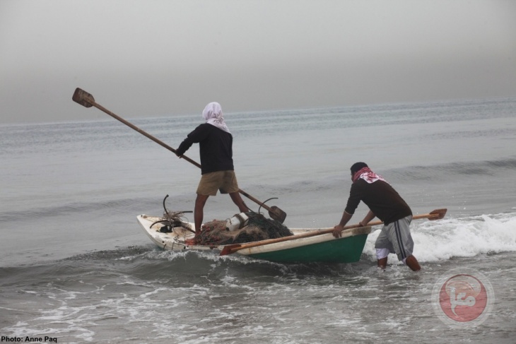 The occupation injures a fisherman while he is working in the sea of ​​Gaza