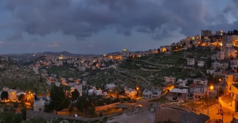 الاشتباه بالانتقام &quot;لفرو&quot;- جنود يلقون عبوة متفجرة على منزل في بيت لحم