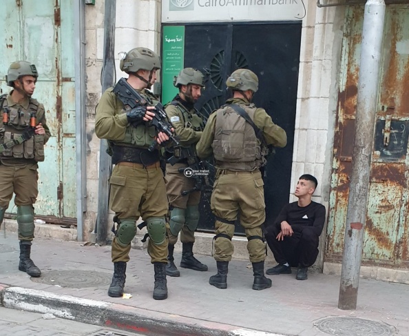 The occupation arrests 9 children in Tel Rumeida in Hebron