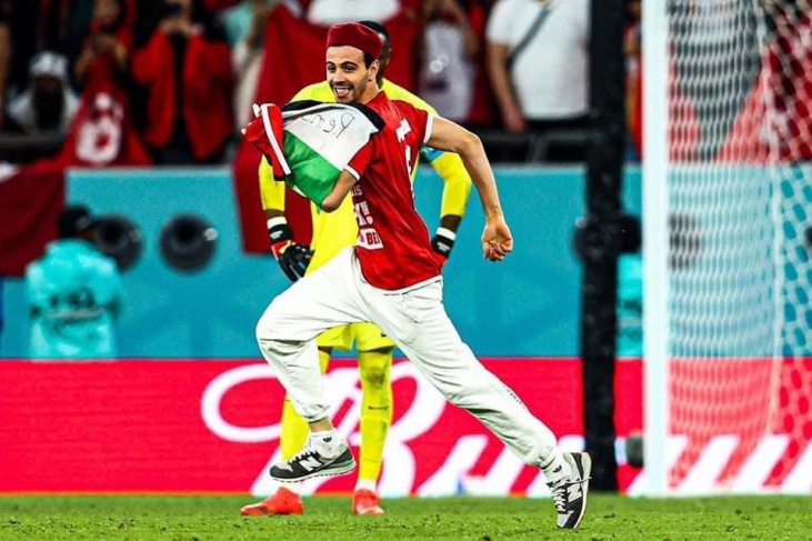 صور- دخول مشجع تونسي إلى الملعب حاملاً علم فلسطين خلال مباراة فرنسا