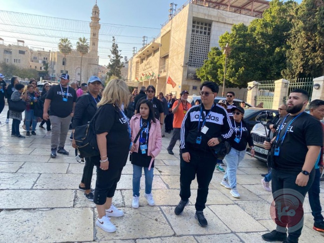 بيت لحم: طرد مجموعة سياحية تلبس قمصان مطبوع عليها كلمة إسرائيل(صور)