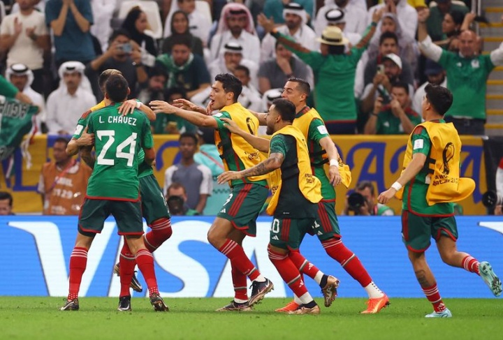 المكسيك تهزم السعودية  وتغادران كأس العالم