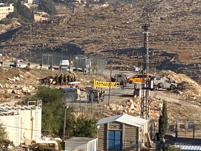 قوات الاحتلال تحتجز مدير مدرسة ذكور تقوع وتطالب باعتقال طلاب