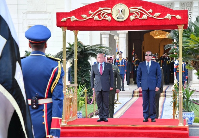 الملك عبد الله والسيسي يؤكدان أهمية تحقيق السلام على أساس حل الدولتين