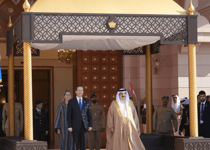 ملك البحرين يستقبل الرئيس الاسرائيلي في قصر القضيبية