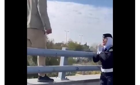 الاردن- شرطية تنقذ شخصا من الانتحار في اللحظات الاخيرة( فيديو) 