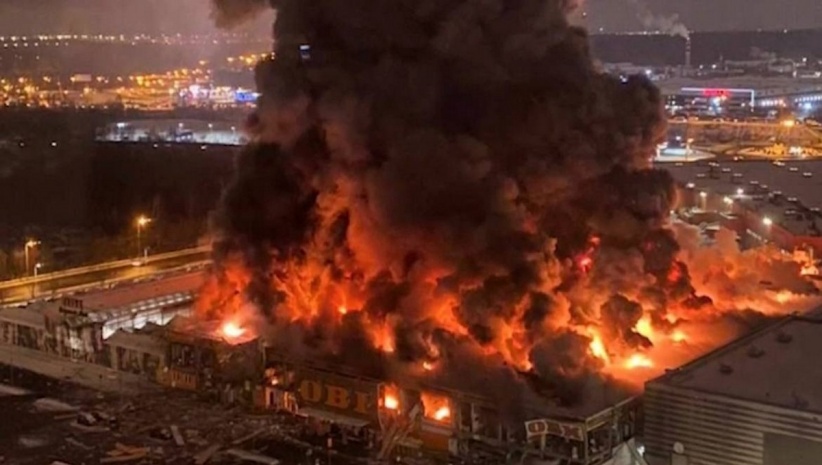 حريق ضخم في مركز تسوق بضواحي موسكو
