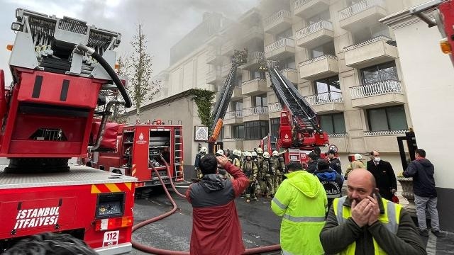 النيران تلتهم فندقا فاخرا في اسطنبول