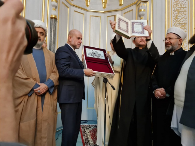 الهباش يهدي نسخة من مصحف المسجد الأقصى إلى مفتي روسيا