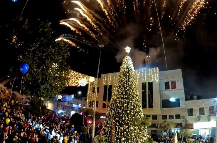 بيت جالا تحتفل بإضاءة شجرة عيد الميلاد المجيد