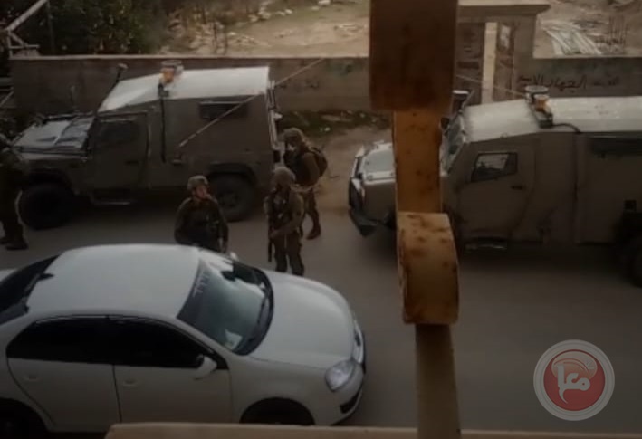 اصابات- الاحتلال يحاصر منزلا ويعتقل ضابطا في الاستخبارات في نابلس (فيديو)