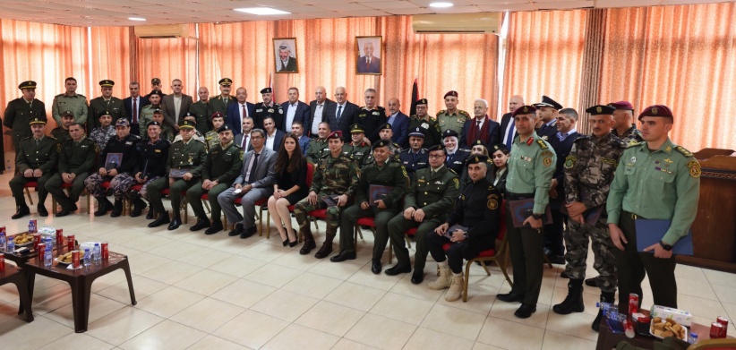 وزير الداخلية يمنح 34 منتسبا من أبناء المؤسسة الأمنية ميدالية المثابرة العسكرية
