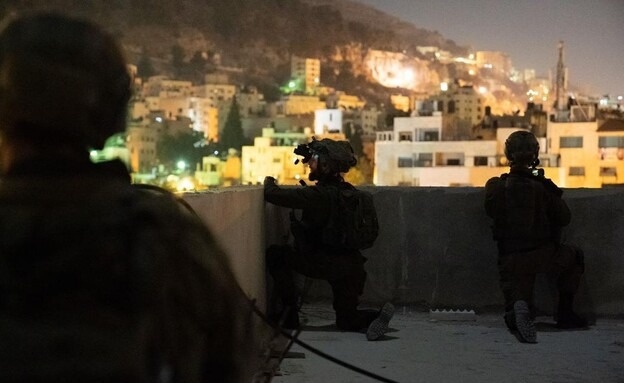 قوات الاحتلال تعتقل شابين من القدس