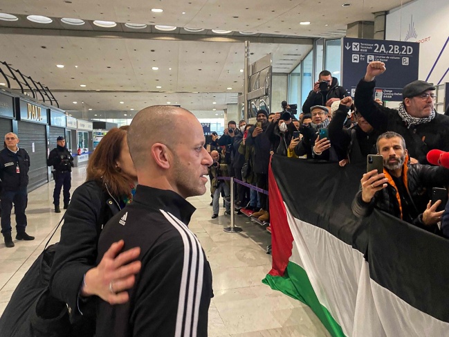 شاهد- وصول المبعد صلاح الحموري إلى باريس