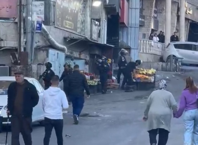 اعتقال 3 شبان ومصادرة بضائع من مخيم شعفاط 