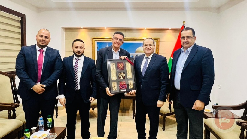 وفد من سلطة الطاقة وشركة كهرباء القدس يلتقي بمستشار الرئيس للشؤون الدبلوماسية الخالدي