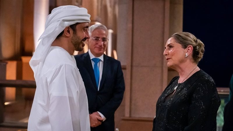 عبد الله بن زايد يلتقي سيدة إسرائيل الأولى ويحضران حفل أوركسترا
