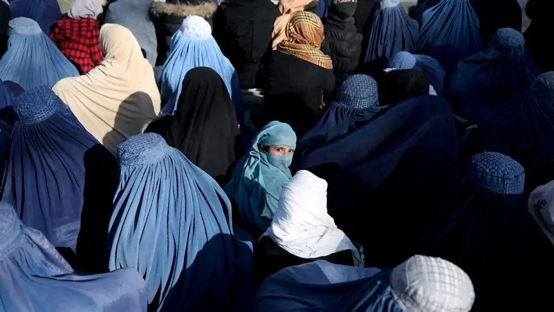 رداً على قرار طالبان حظر عمل النساء.. 3 منظمات أجنبية تعلّق عملها في أفغانستان