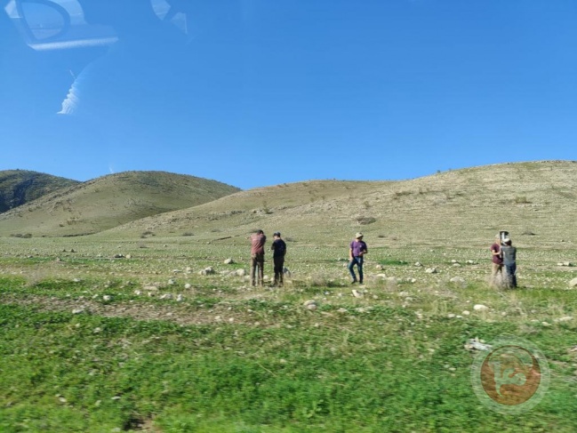 مستوطنون يسيّجون اراض في الأغوار الشمالية