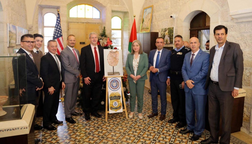 وزارة السياحة تتسلم قطعة اثرية تم تهريبها من فلسطين