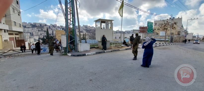 شاهد- الاحتلال يعتقل طفلا من الخليل