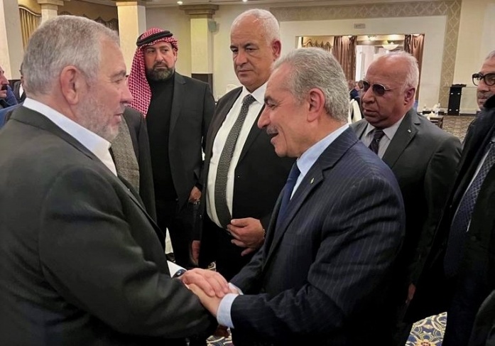 ممثلا عن الرئيس: اشتية يقدم واجب العزاء بوفاة رئيس الوزراء الأردني الأسبق