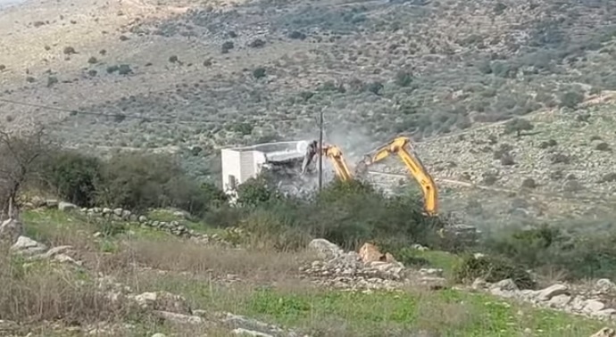 شاهد- الاحتلال يهدم منزلا في بلدة كفر الديك غرب سلفيت