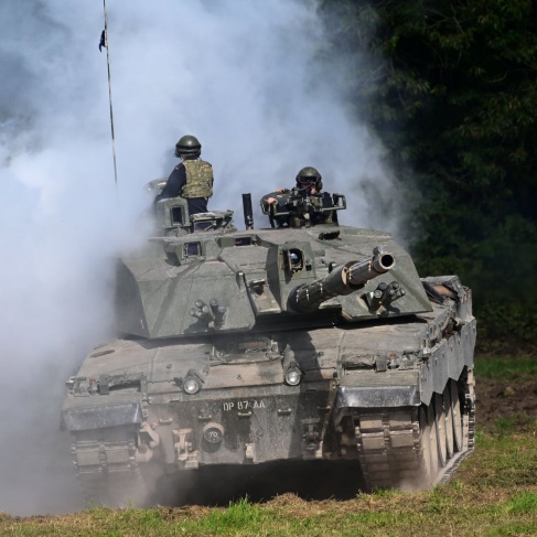 بريطانيا ترسل دبابات &quot;تشالنجر 2&quot; وأنظمة مدفعية إلى أوكرانيا